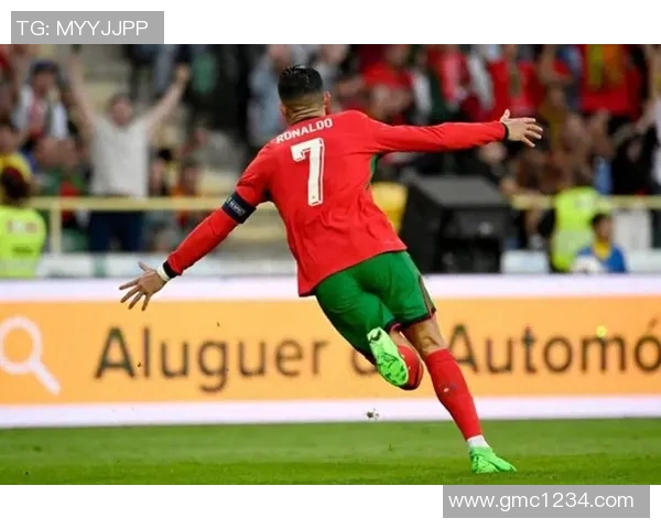 荣耀时刻提着奖杯的足球明星展现无与伦比的风采与激情